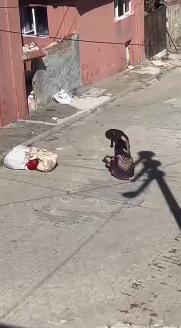 Eşini bayılıncaya kadar sokak ortasında d&ouml;ven şahıs kamerada
