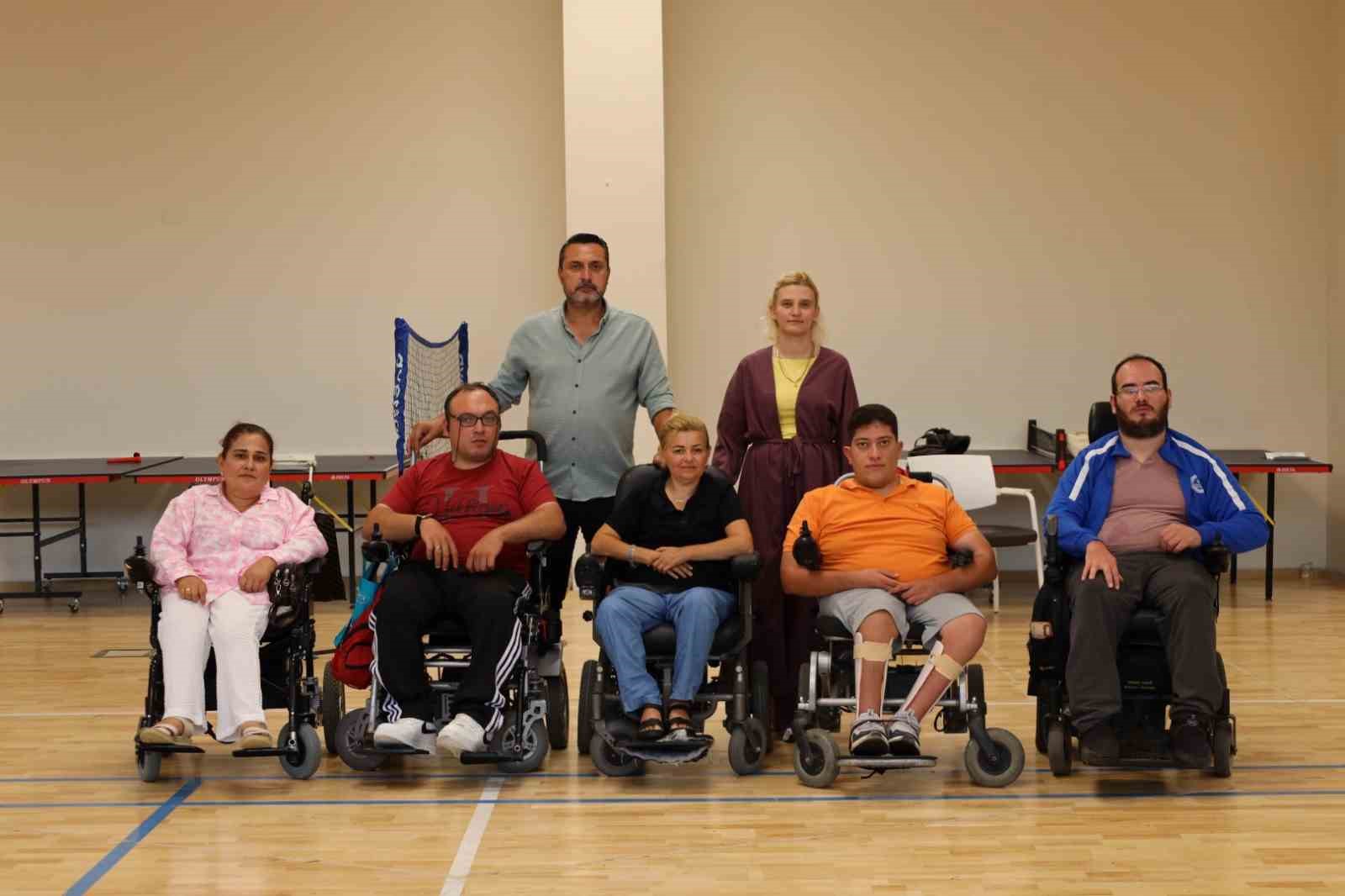 T&uuml;rkiye&rsquo;de bir ilk, tekerlekli sandalyeli zeybek takımı
