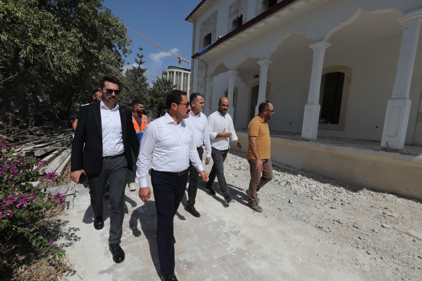 Depremde zarar g&ouml;ren tarihi valilik konutunda &ccedil;alışmalar s&uuml;r&uuml;yor
