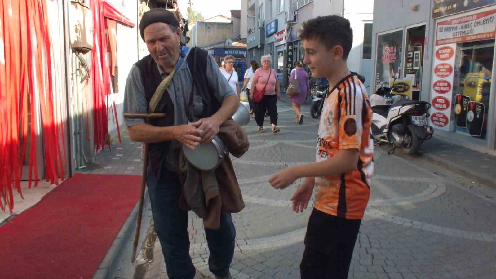 G&ouml;rme engelli vatandaş 50 yıldır darbuka &ccedil;alıp t&uuml;rk&uuml; s&ouml;yleyerek ge&ccedil;imini sağlıyor
