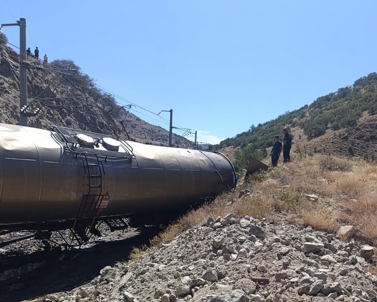 Malatya&rsquo;da iki y&uuml;k treni kafa kafaya &ccedil;arpıştı: 1 yaralı
