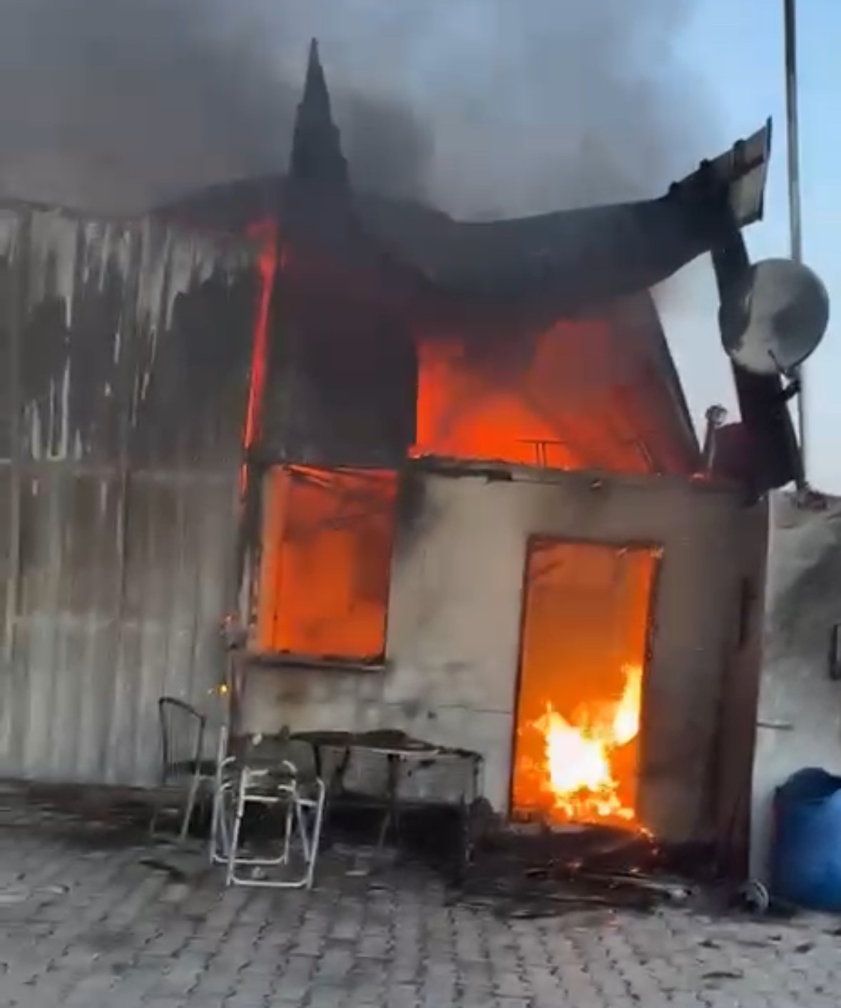 Avşa Adası&rsquo;nda mobilya deposu yandı
