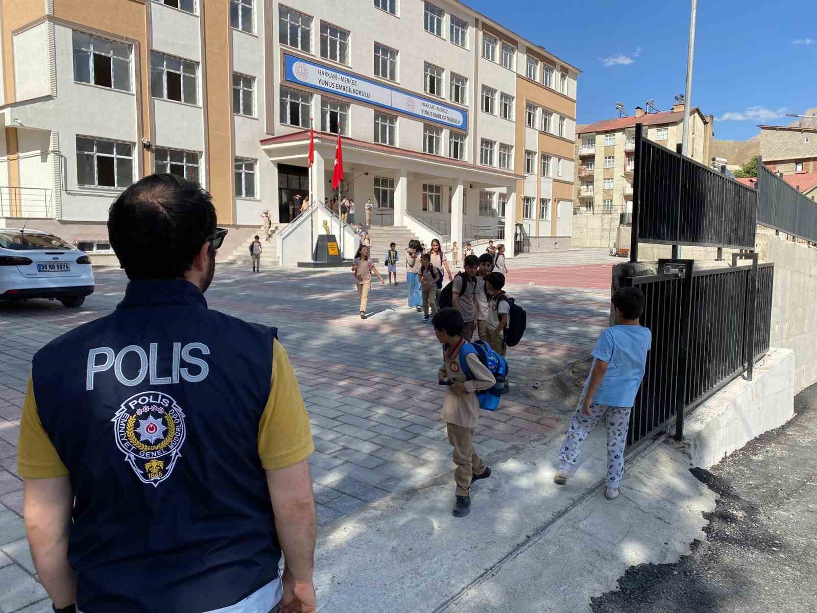 Hakkari polisi çocuklar için görev başında