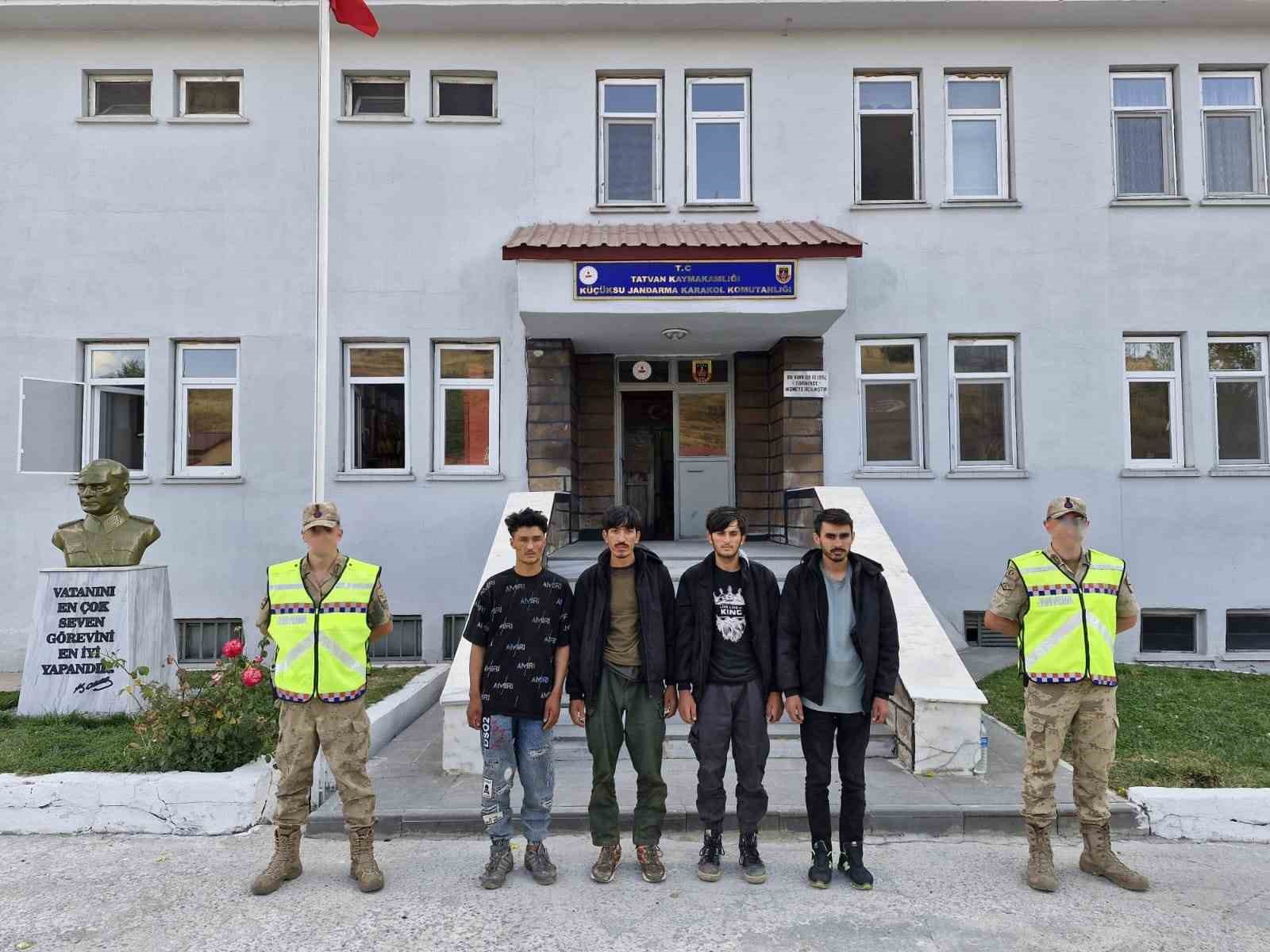 Tatvan’da 4 düzensiz göçmen yakalandı