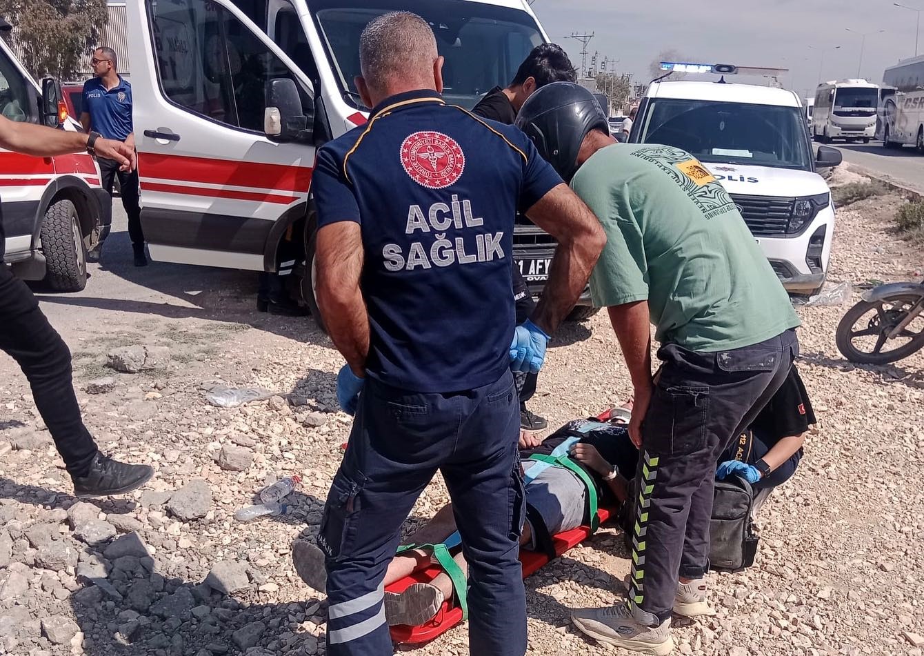 Antakya&rsquo;da menfeze devrilen otomobilin s&uuml;r&uuml;c&uuml;s&uuml; yaralandı

