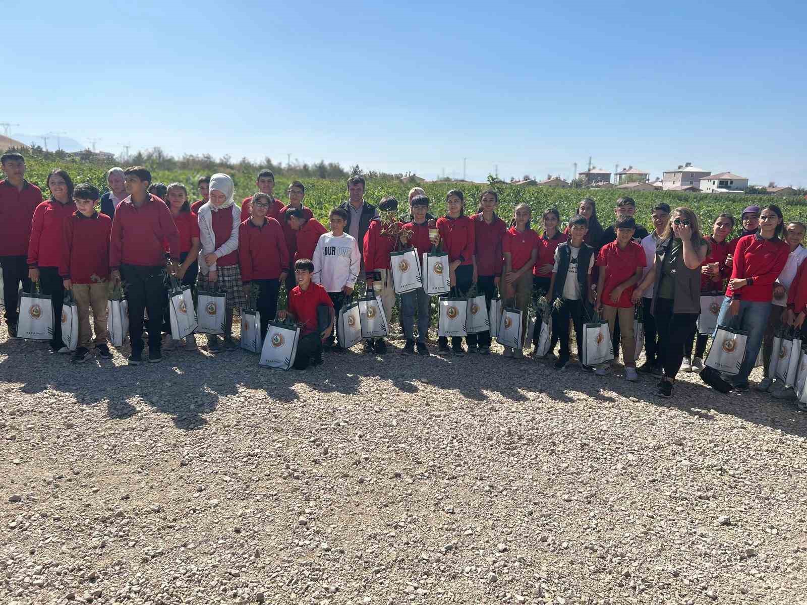 Van&rsquo;da &ouml;ğrenciler doğa bilinci i&ccedil;in fidan dikecek
