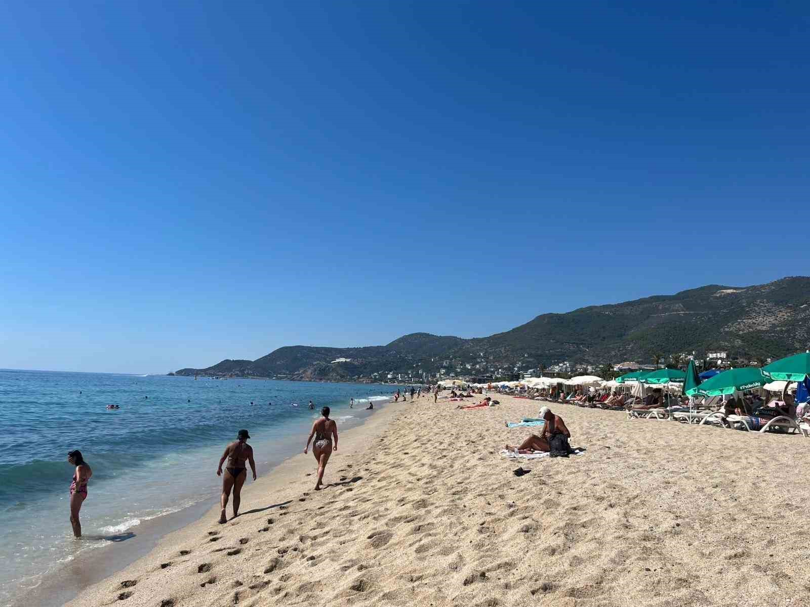 Alanya’da eylül ayında plajlar doldu