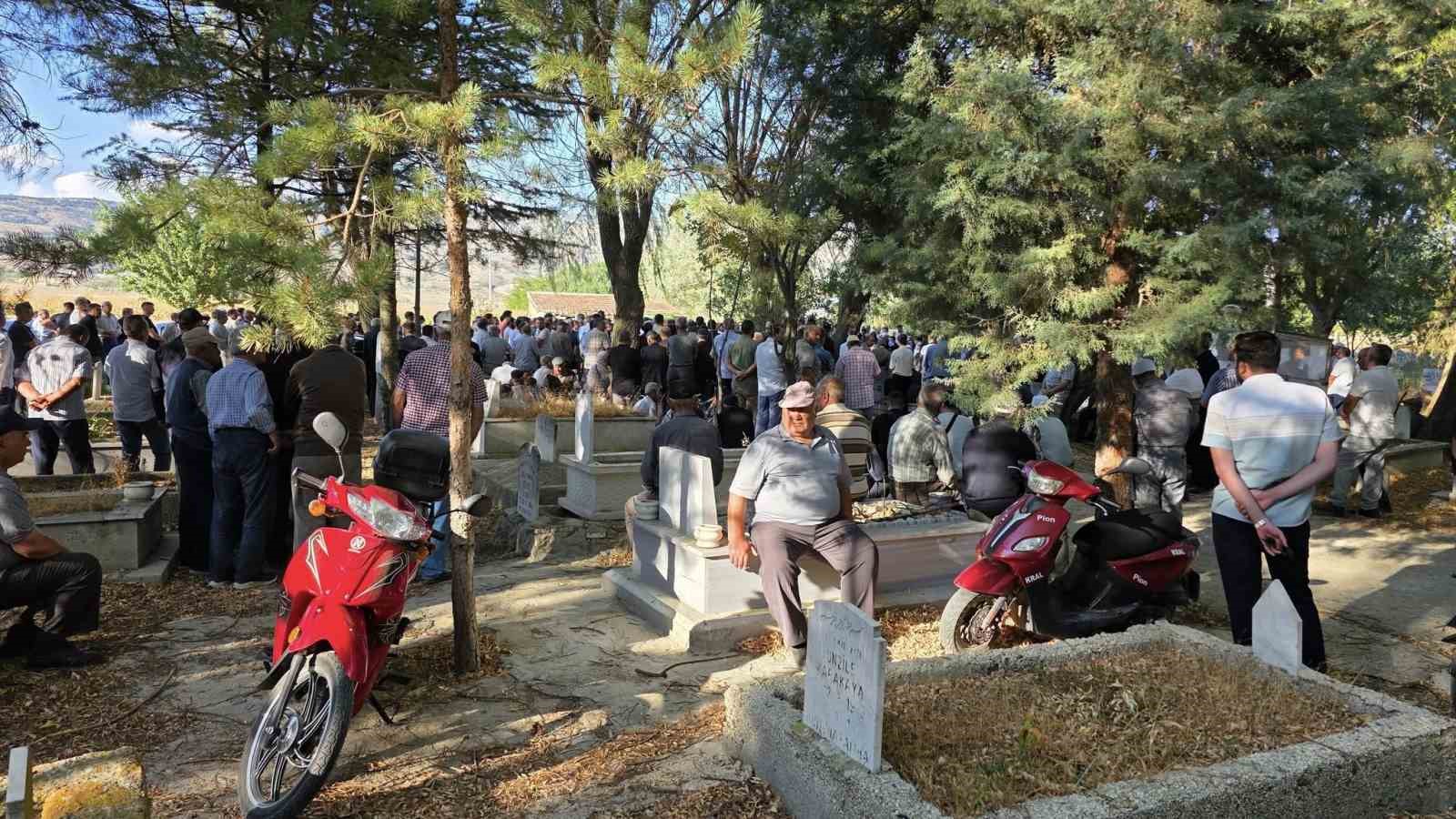 İki ay &ouml;nce evlenen gen&ccedil; hafız trafik kazasında hayatını kaybetti
