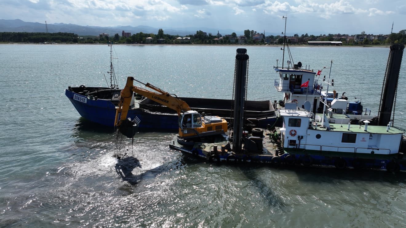 Terme Limanı&rsquo;nda kum temizliği başladı

