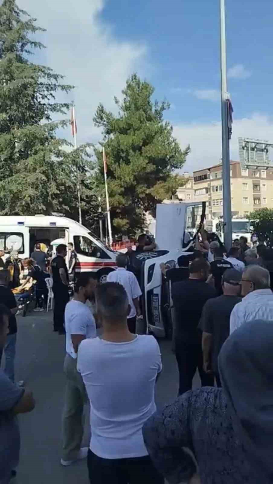 Araca giren arı, kazaya yol açtı: 2 yaralı