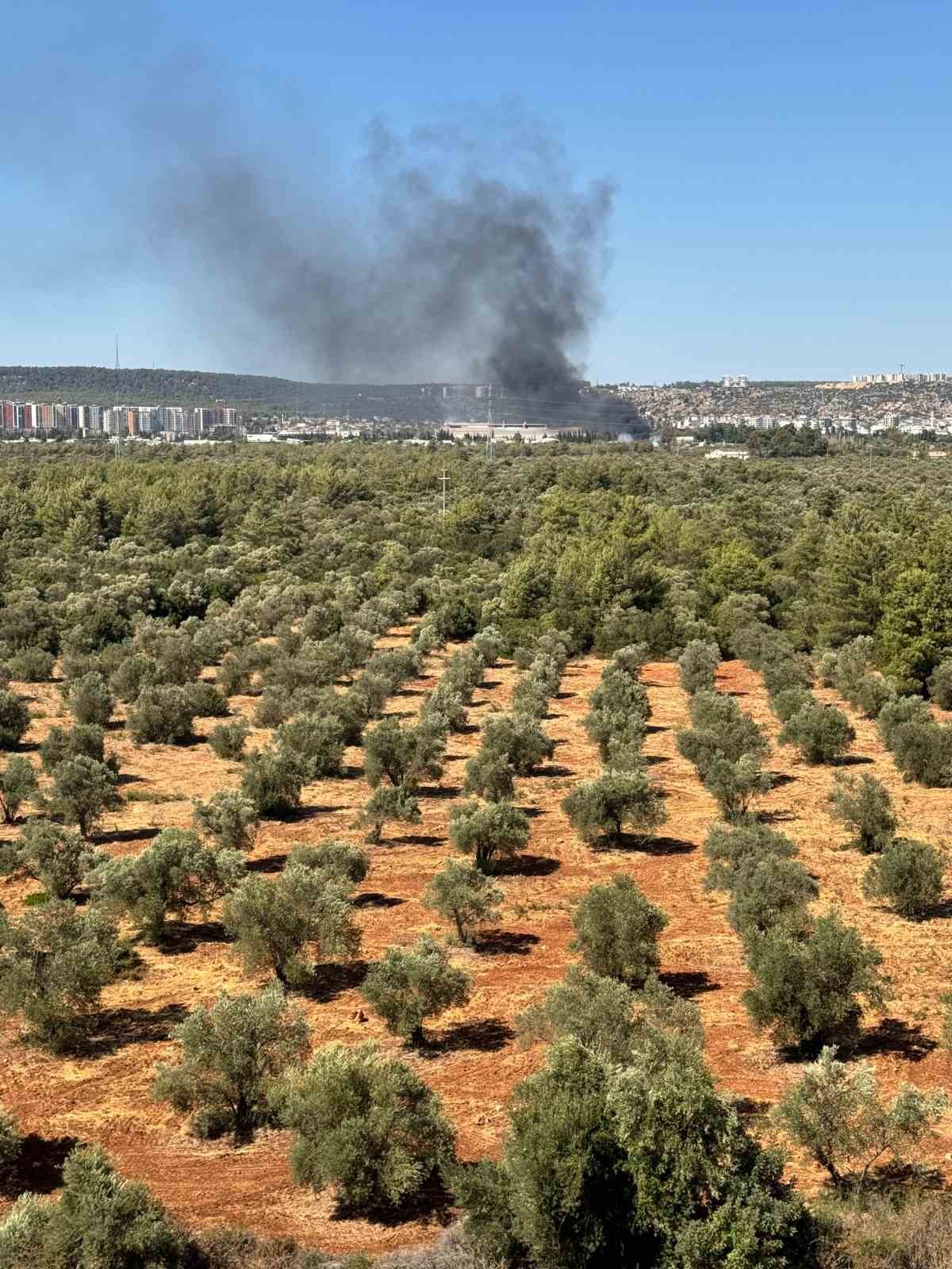 Antalya&rsquo;da hurdacıda &ccedil;ıkan yangın s&ouml;nd&uuml;r&uuml;ld&uuml;
