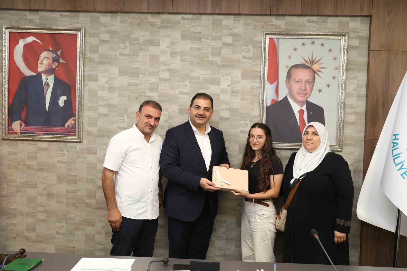 Başkan Canpolat’tan başarılı öğrencilere ödül