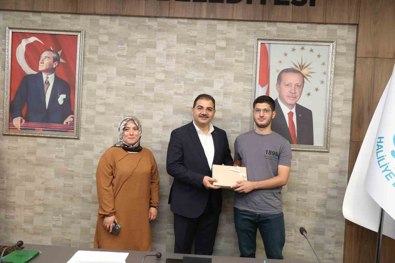 Başkan Canpolat&rsquo;tan başarılı &ouml;ğrencilere &ouml;d&uuml;l
