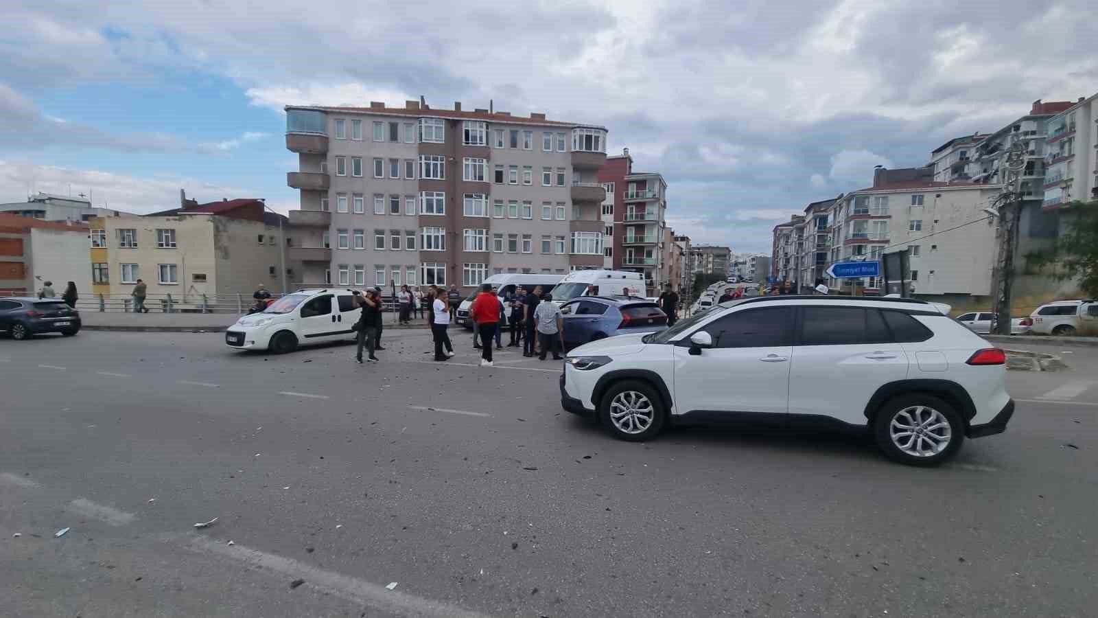 Sinop&rsquo;ta iki otomobil &ccedil;arpıştı: 2 yaralı
