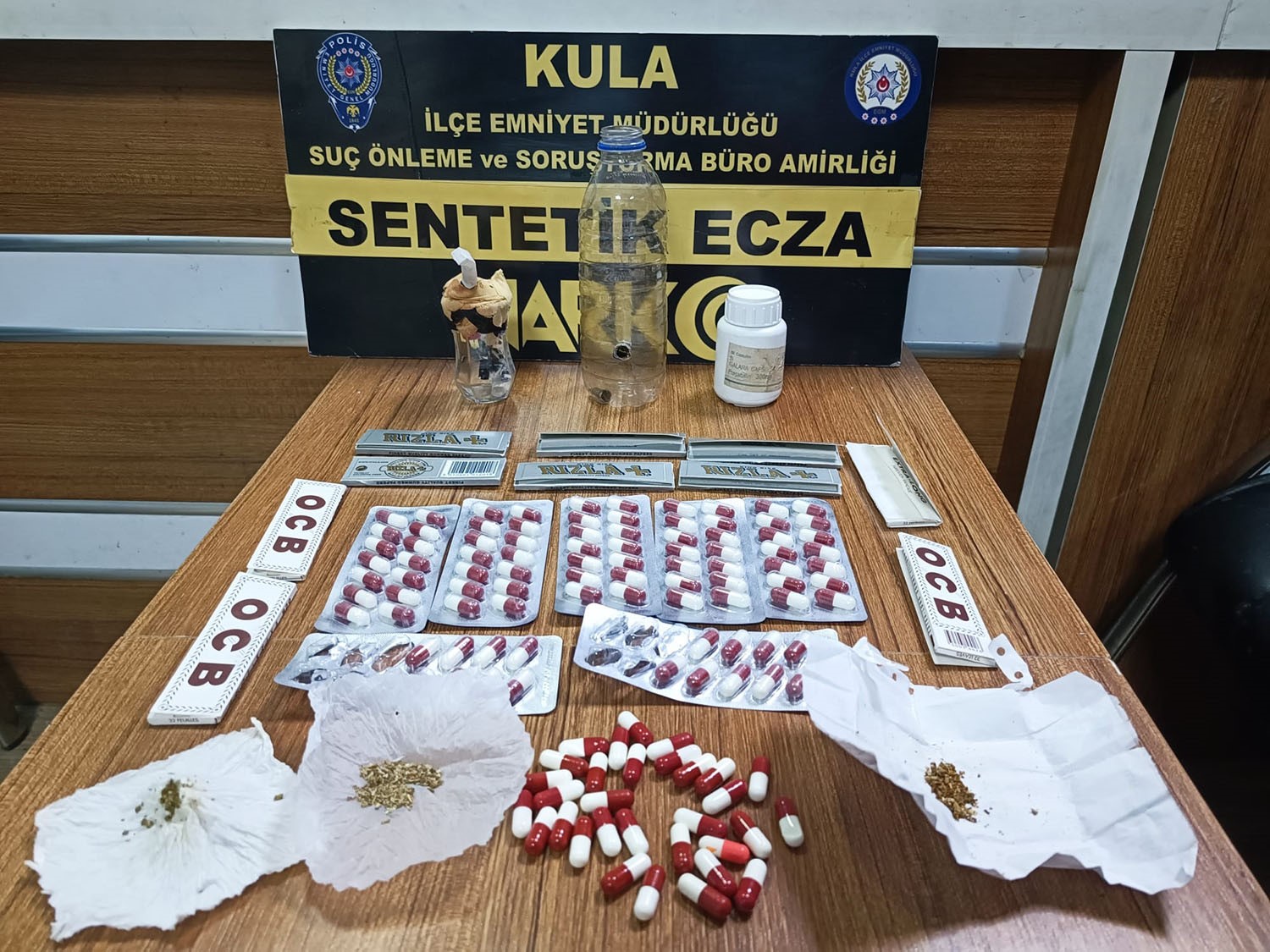 Kula&rsquo;da uyuşturucu tacirlerine darbe: 2 kişi tutuklandı
