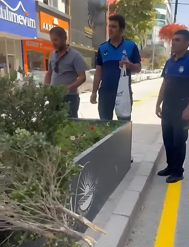 Van&rsquo;da ref&uuml;jdeki &ccedil;i&ccedil;ek ve fidanlara zarar veren şahıs su&ccedil;&uuml;st&uuml; yakalandı
