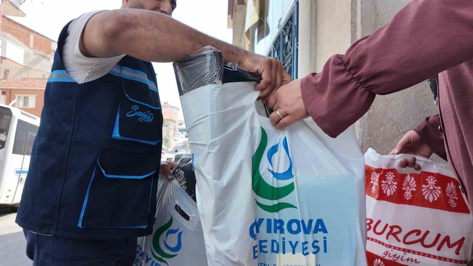 Çayırova’da ihtiyaç sahibi öğrencilere kırtasiye desteği