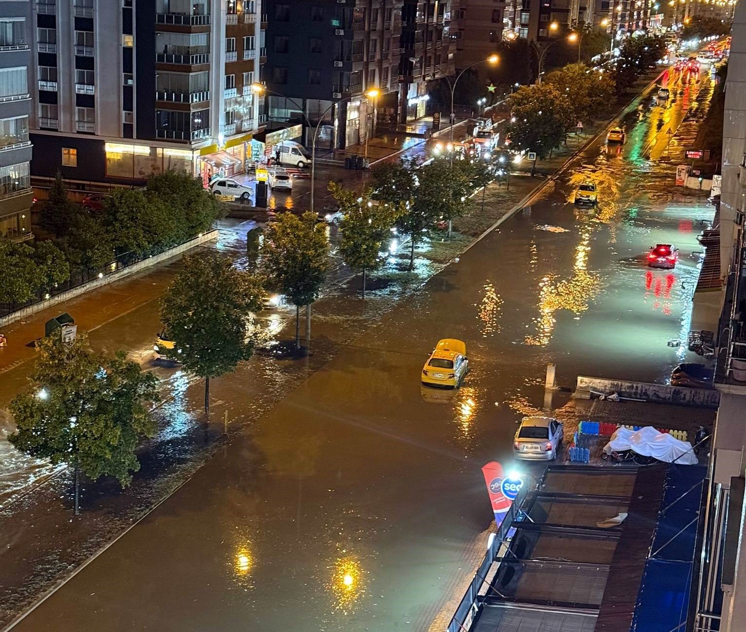 Samsun’da kuvvetli sağanak: Atakum’da ev ve iş yerlerini su bastı