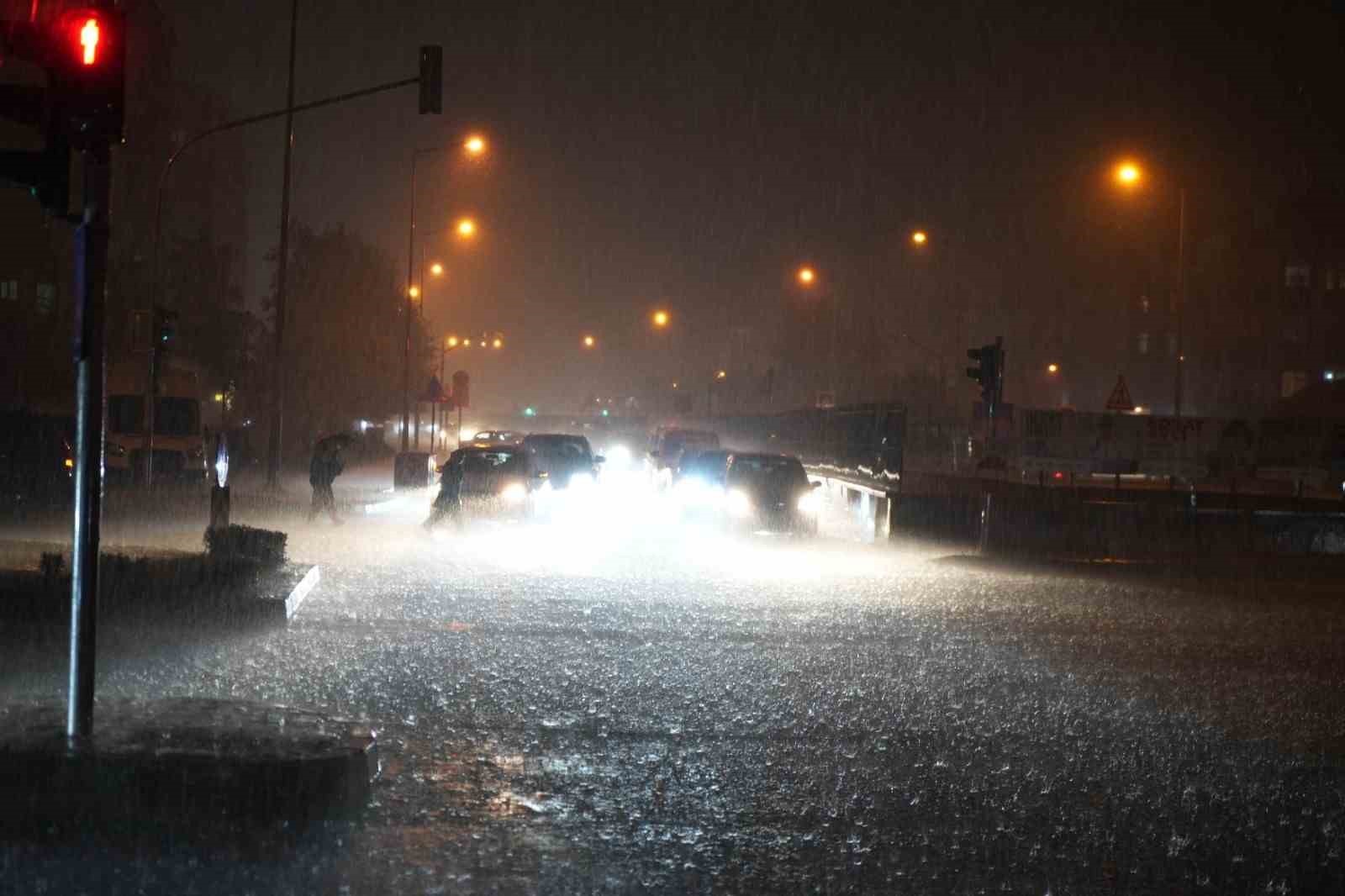 Samsun&rsquo;da kuvvetli sağanak: Atakum&rsquo;da ev ve iş yerlerini su bastı
