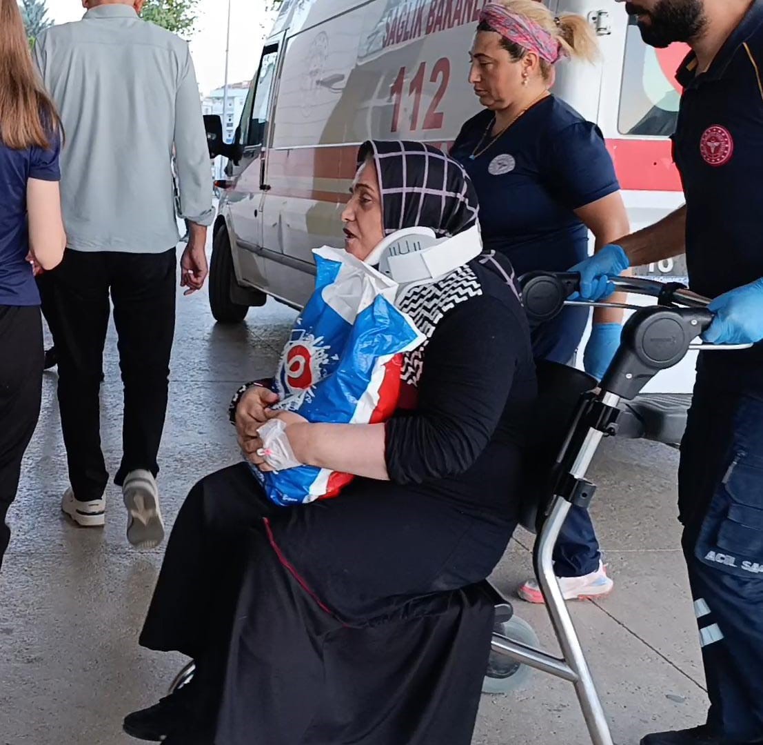 Bursa&rsquo;da işci servisi ile yolcu minib&uuml;s&uuml; &ccedil;arpıştı: 4 yaralı
