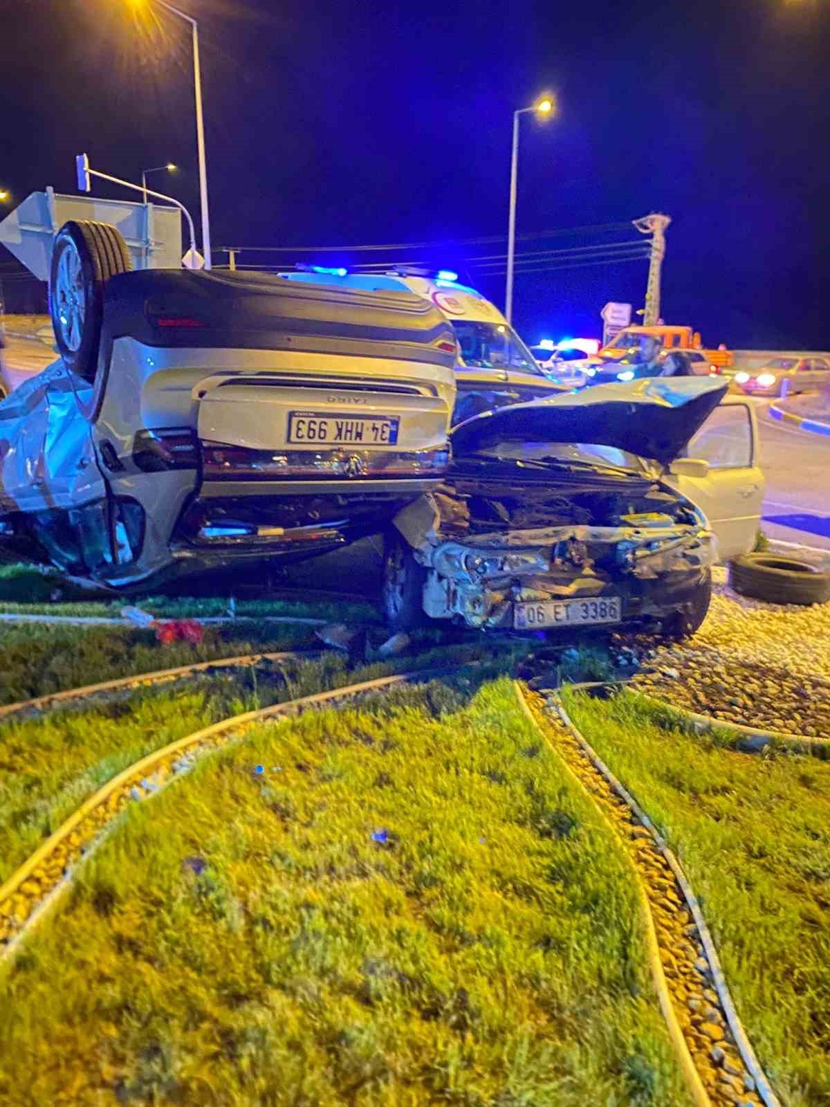 Sivas&rsquo;ta iki otomobil &ccedil;arpıştı, s&uuml;r&uuml;c&uuml;leri yaralandı
