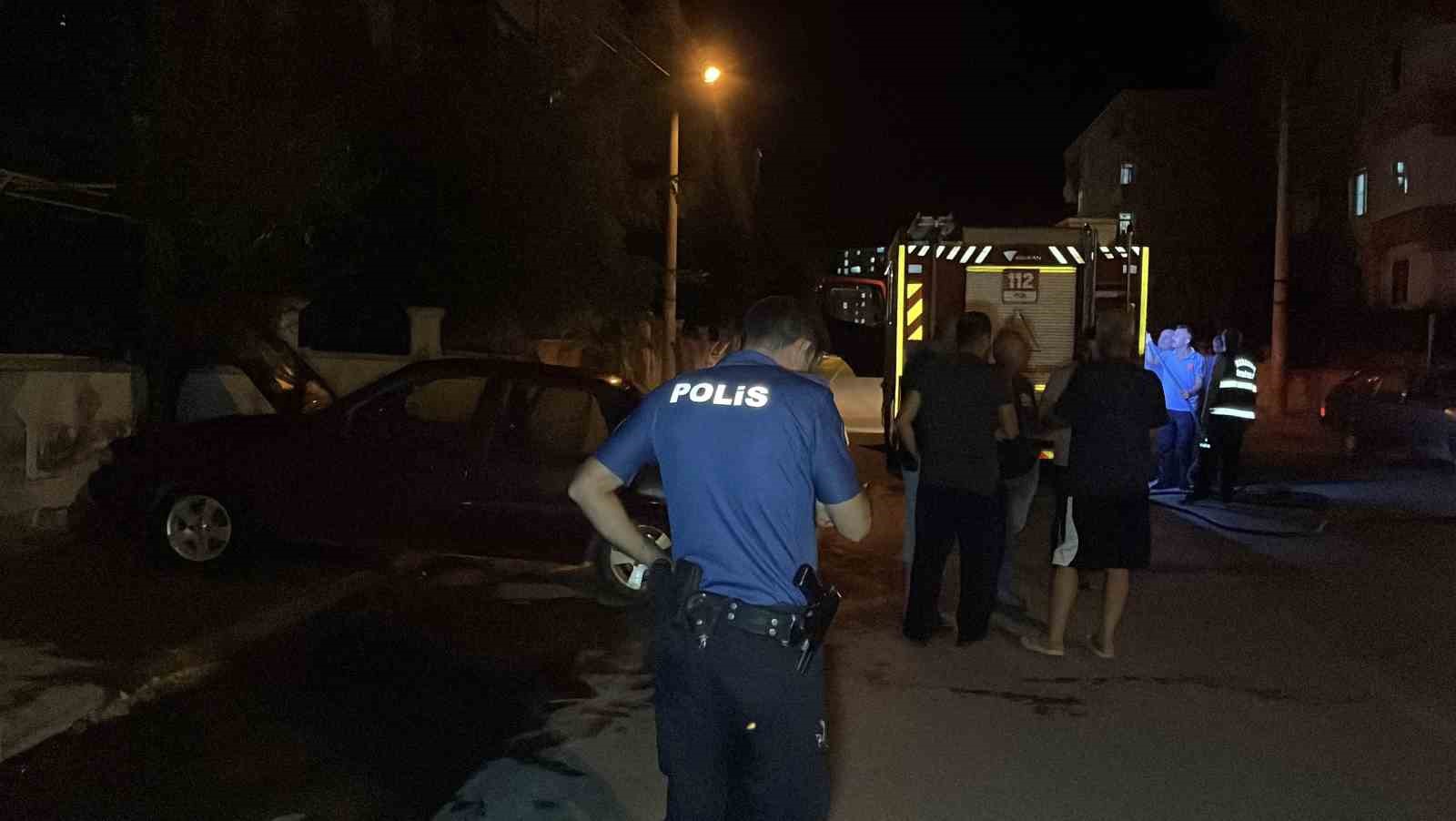 Karaman’da park halindeyken hareket eden otomobil, ağaca çarparak yandı