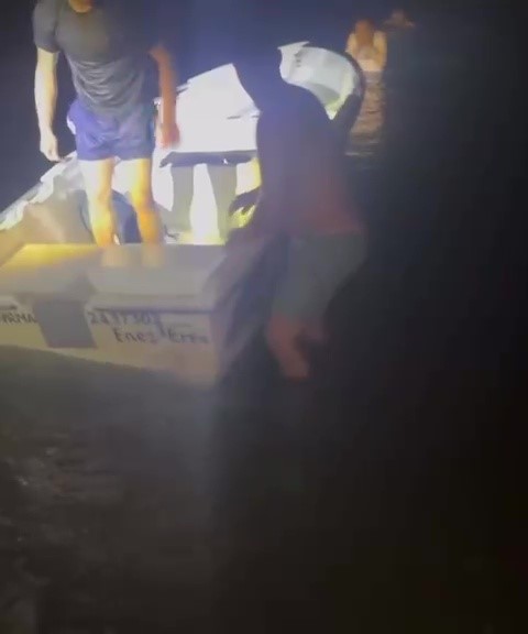 Batan balıkçı teknesindeki 3 kişiyi trafik polisi kurtardı