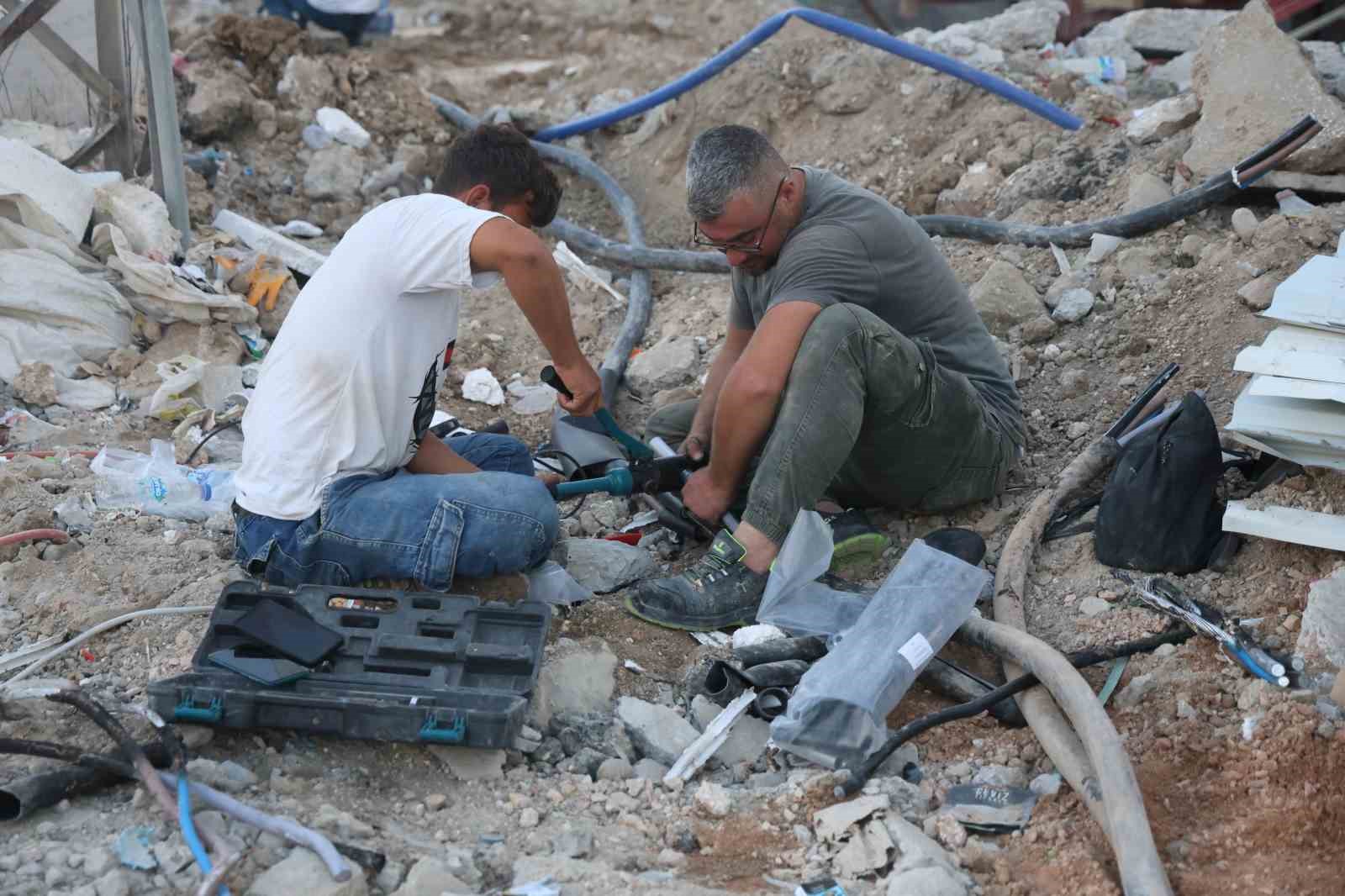 İş makinesinin teması sonrası yer altındaki elektrik kabloları bomba gibi patladı
