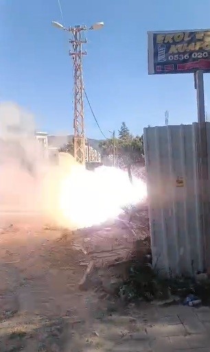 İş makinesinin teması sonrası yer altındaki elektrik kabloları bomba gibi patladı
