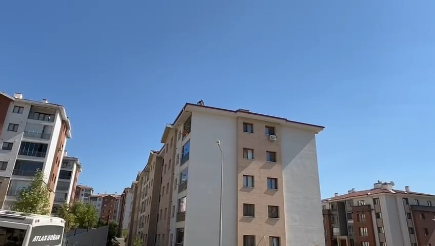 Elazığ’da çatıda tehlikeli çalışma
