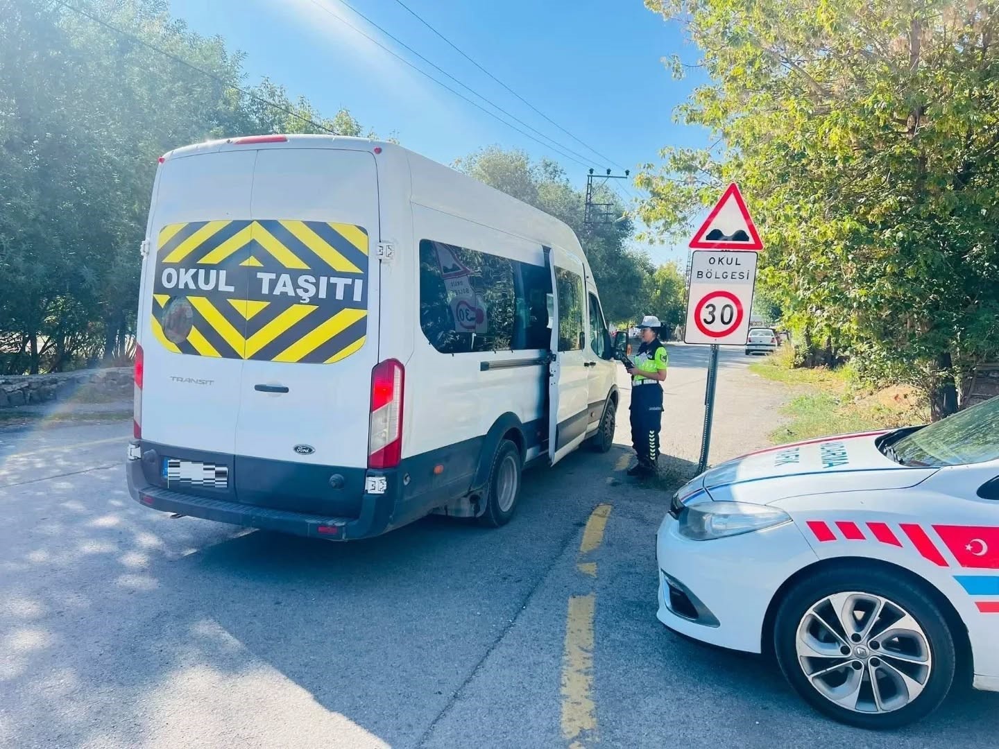 Jandarma okul servis ara&ccedil;larını denetledi
