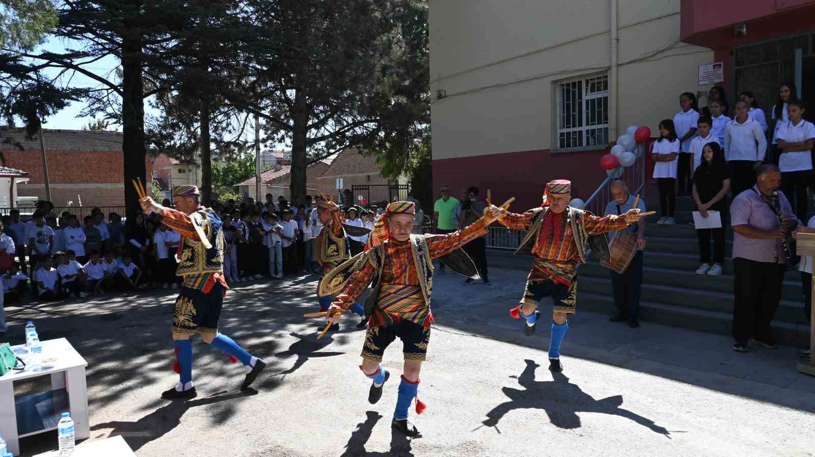 İş adamından Ali Fuat Cebesoy Ortaokulu&rsquo;na c&ouml;mert bağış
