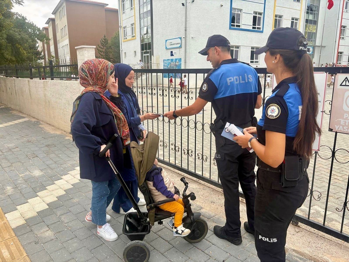 Polislerden velilere güvenli eğitim bilgilendirmesi