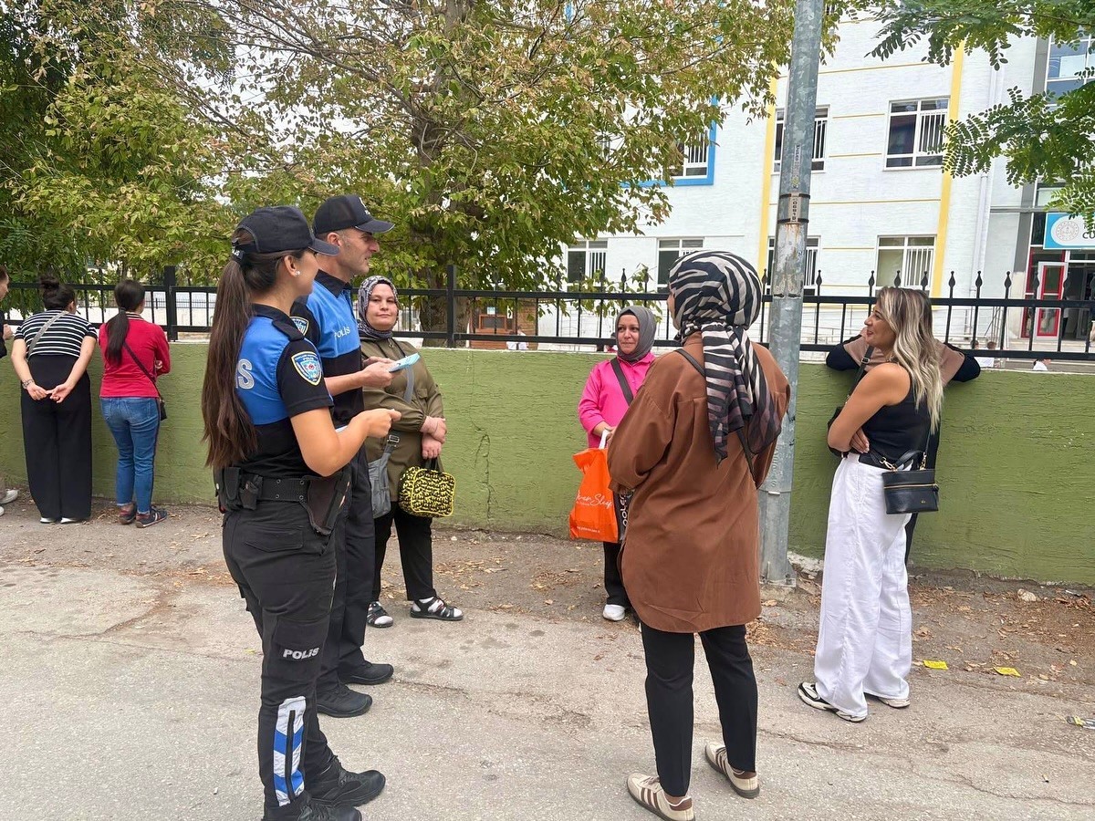 Polislerden velilere g&uuml;venli eğitim bilgilendirmesi

