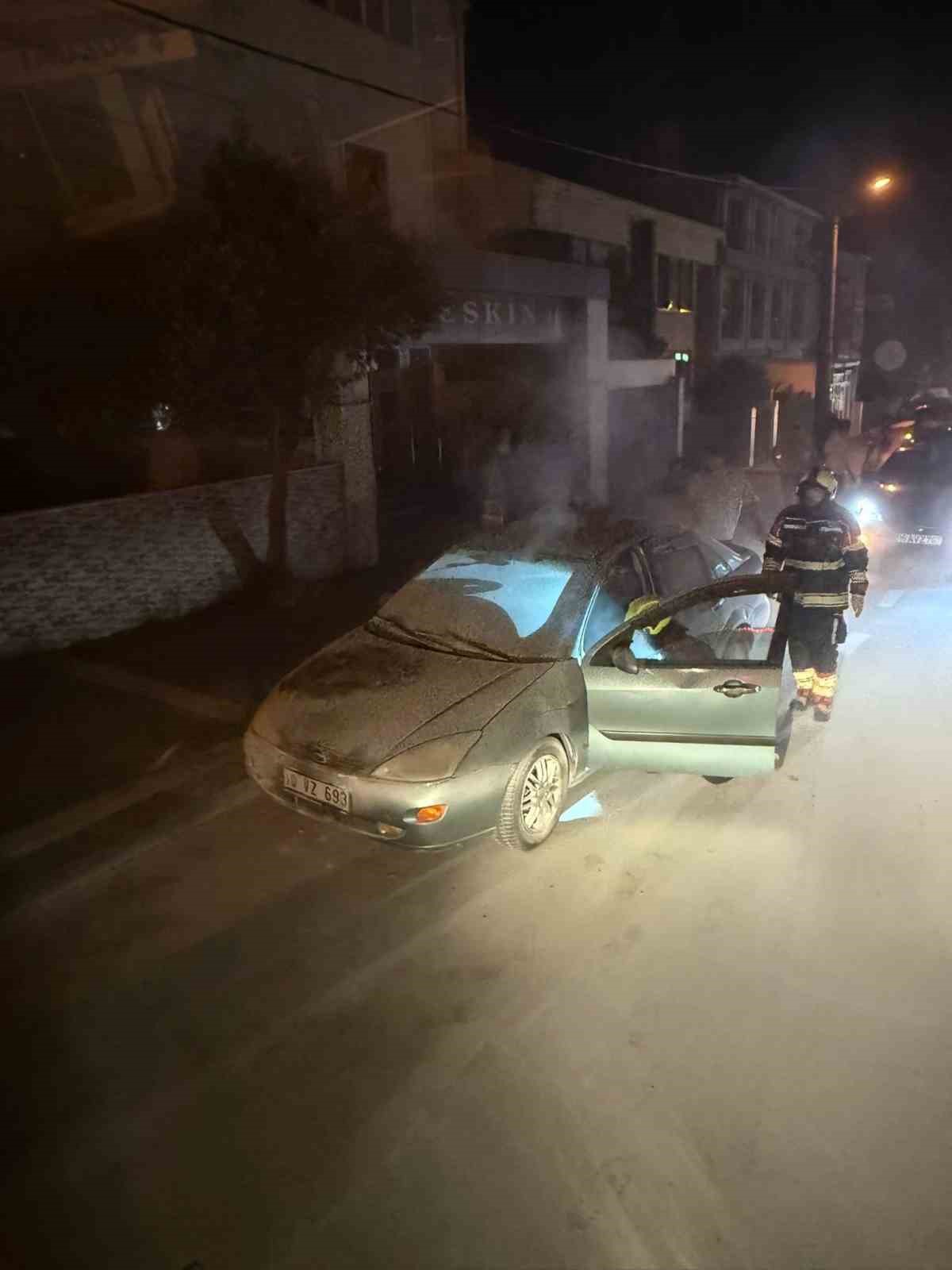 Bandırma&rsquo;da ara&ccedil; yangını s&ouml;nd&uuml;r&uuml;ld&uuml;
