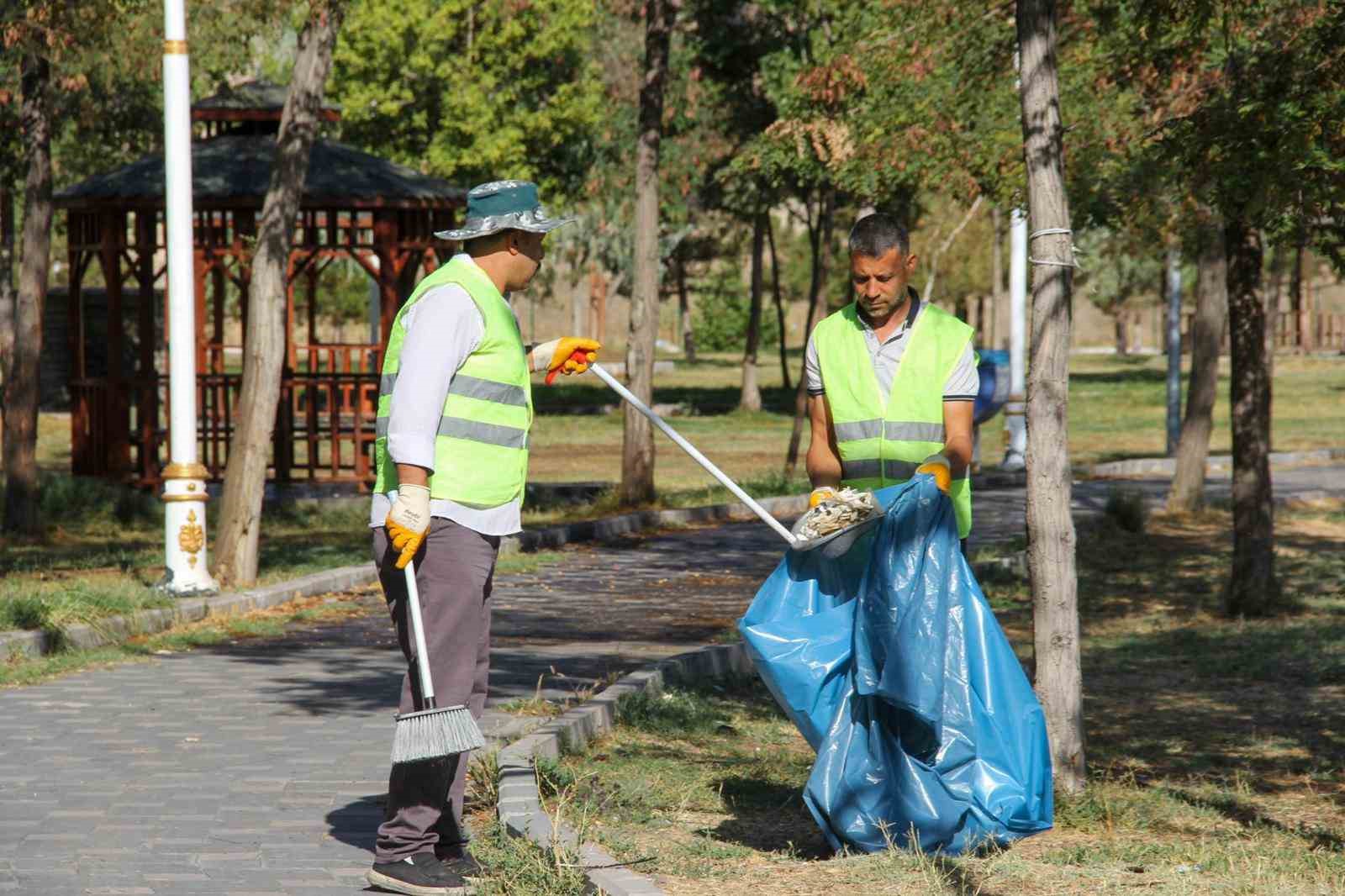 Van B&uuml;y&uuml;kşehir Belediyesinden kapsamlı park temizliği
