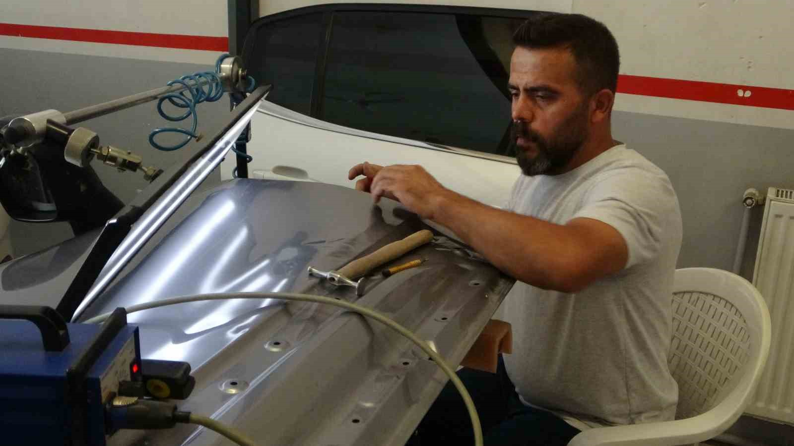 Kaporta ustası torpil ve balonla göçük düzeltiyor