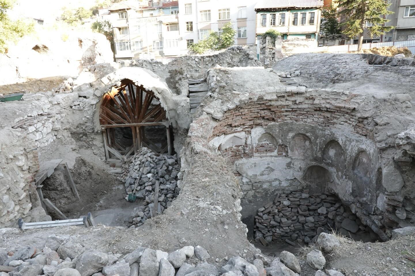 K&uuml;tahya Yakup &Ccedil;elebi K&uuml;lliyesi&rsquo;nde kazı &ccedil;alışmaları devam ediyor
