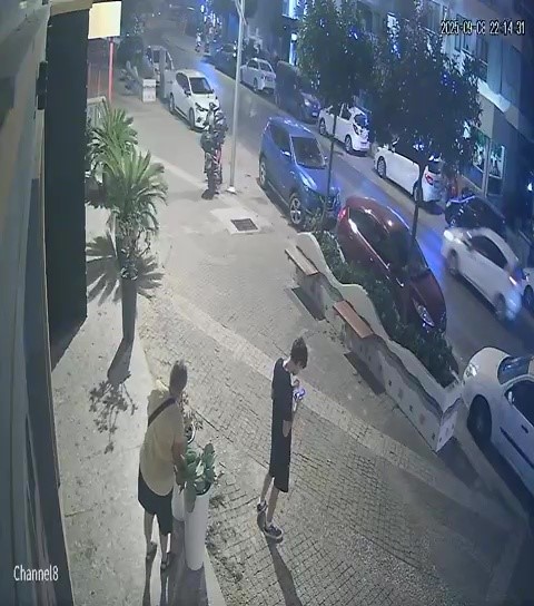 G&ouml;z&uuml;ne kestirdiği saksıdaki &ccedil;i&ccedil;eği s&ouml;kerek g&ouml;t&uuml;rd&uuml;
