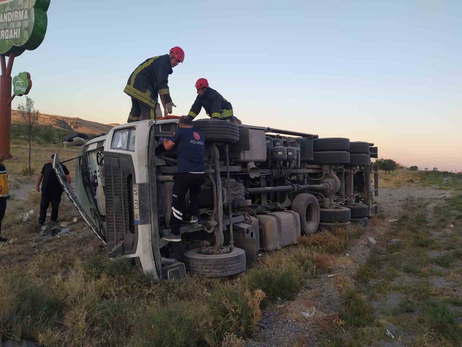 Karapınar’da kamyon devrildi: 2 yaralı