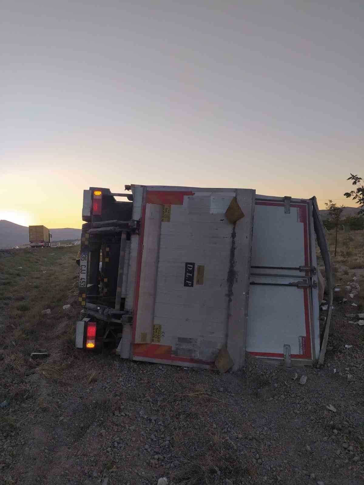 Karapınar&rsquo;da kamyon devrildi: 2 yaralı
