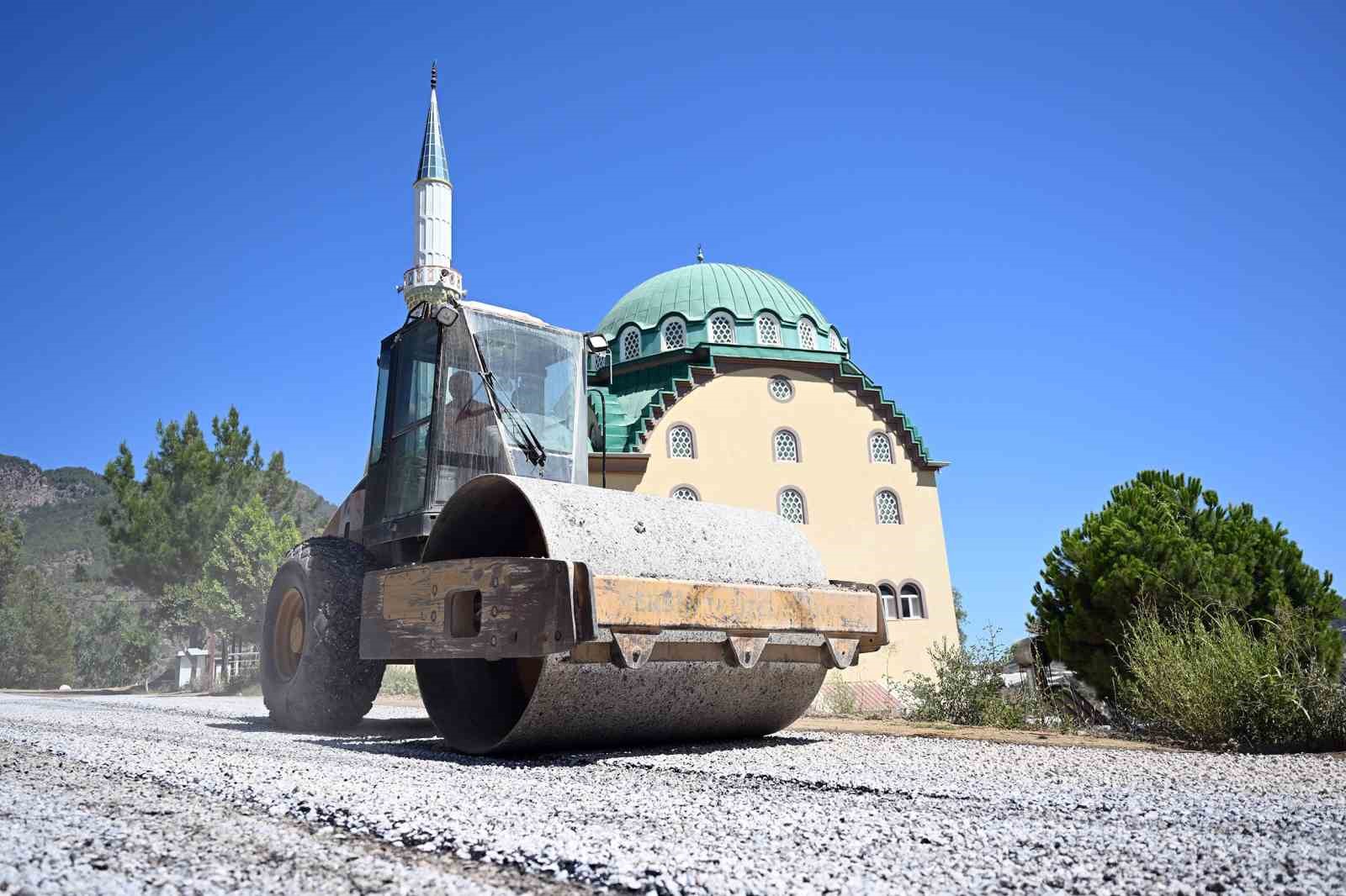 Anamur’da yol yenileme çalışmaları tamamlanıyor