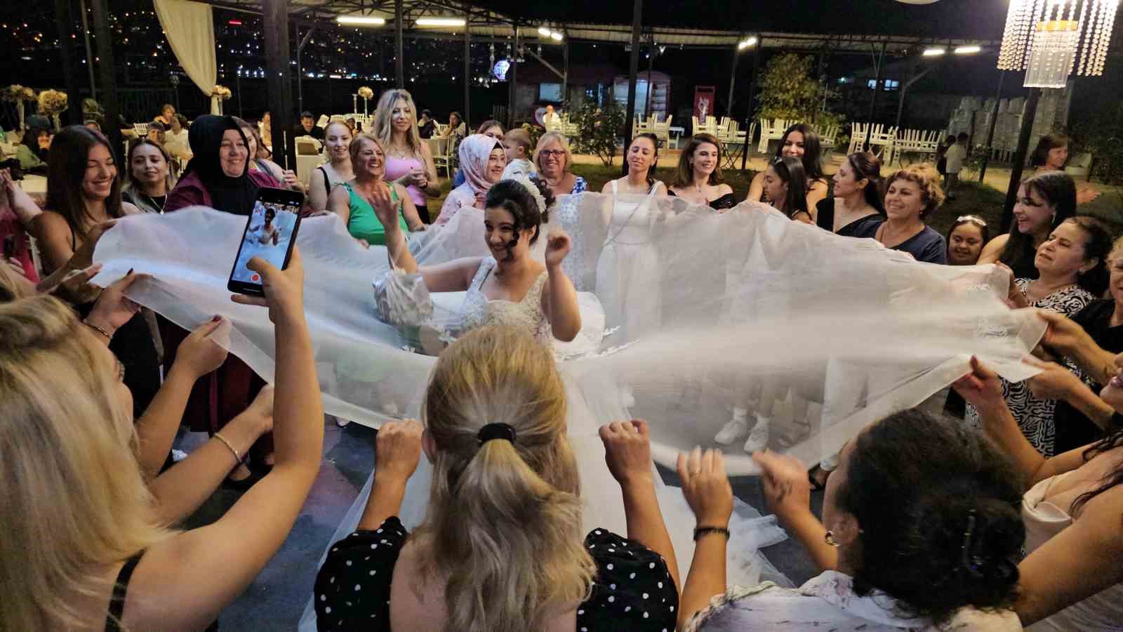 Anne, özel gereksinimli kızının gelinlik giyme hayalini gerçekleştirdi