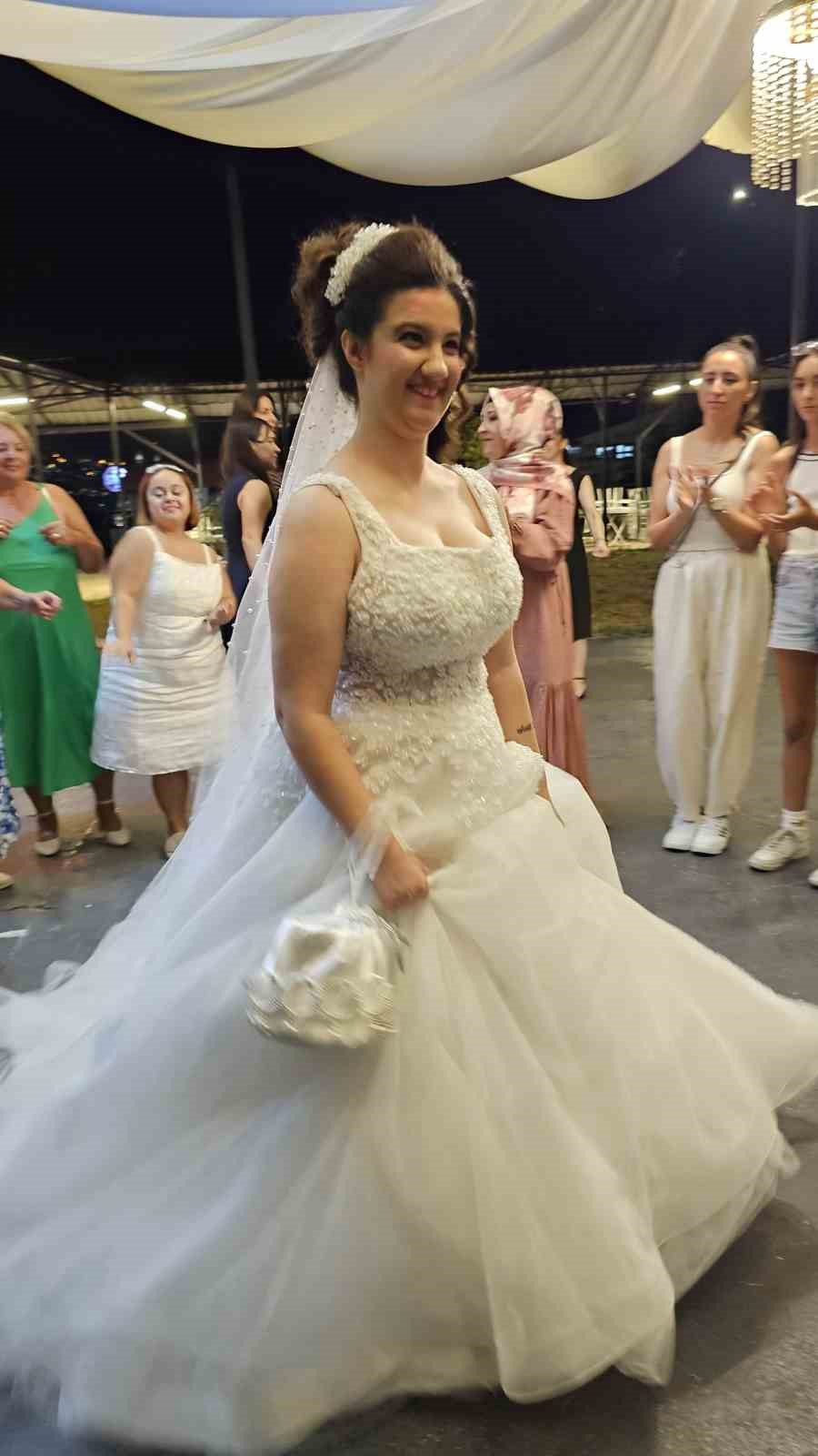 Anne, özel gereksinimli kızının gelinlik giyme hayalini gerçekleştirdi
