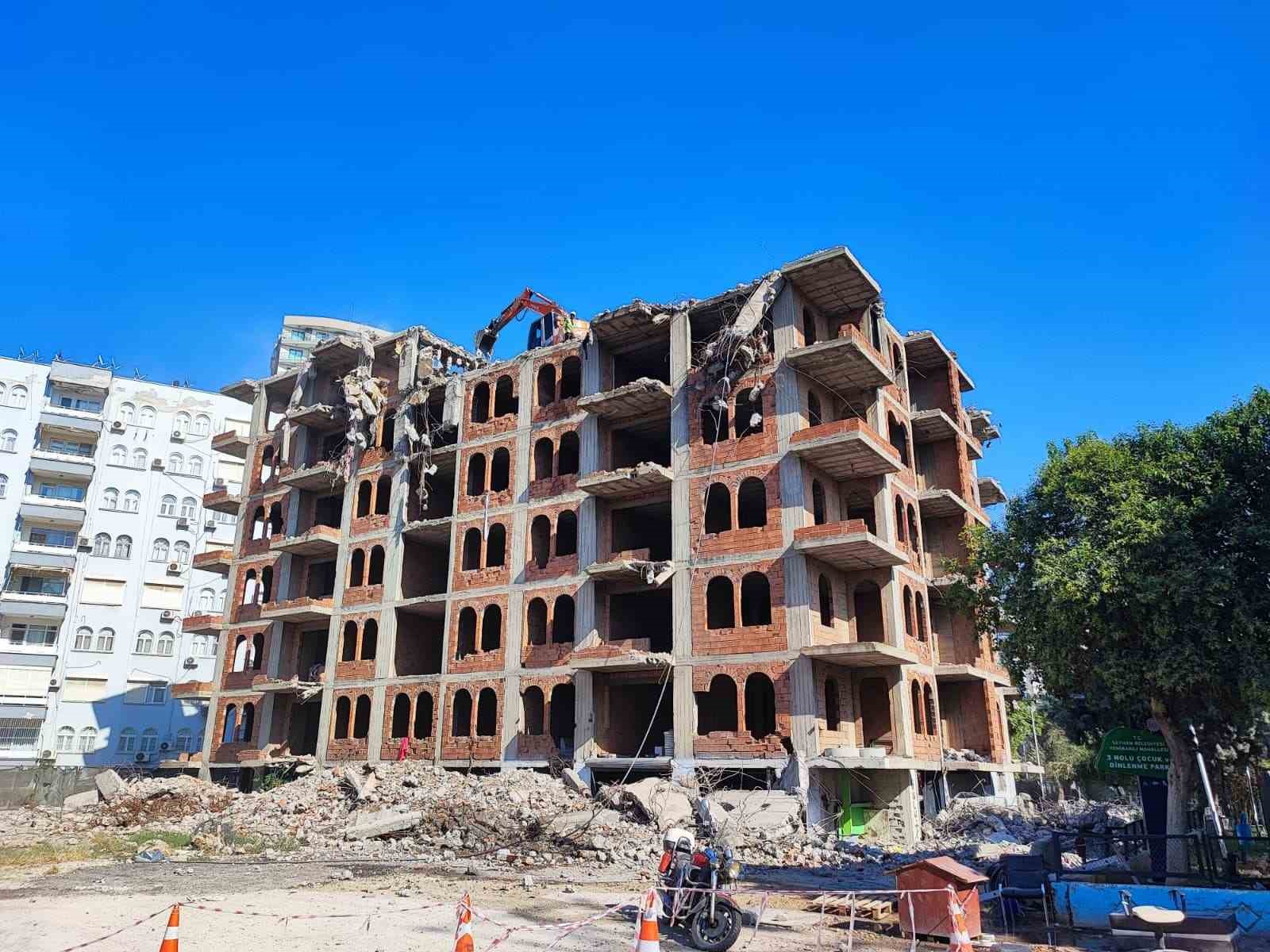 Adana&rsquo;da yaklaşık 33 yıl &ouml;nce inşaatına başlanan 11 katlı bina, damına iş makinesi &ccedil;ıkartılarak yıkılıyor
