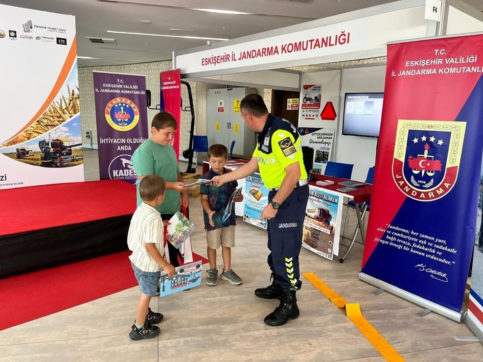 Jandarmanın fuarda a&ccedil;tığı stantta bin 120 vatandaş bilgilendirildi
