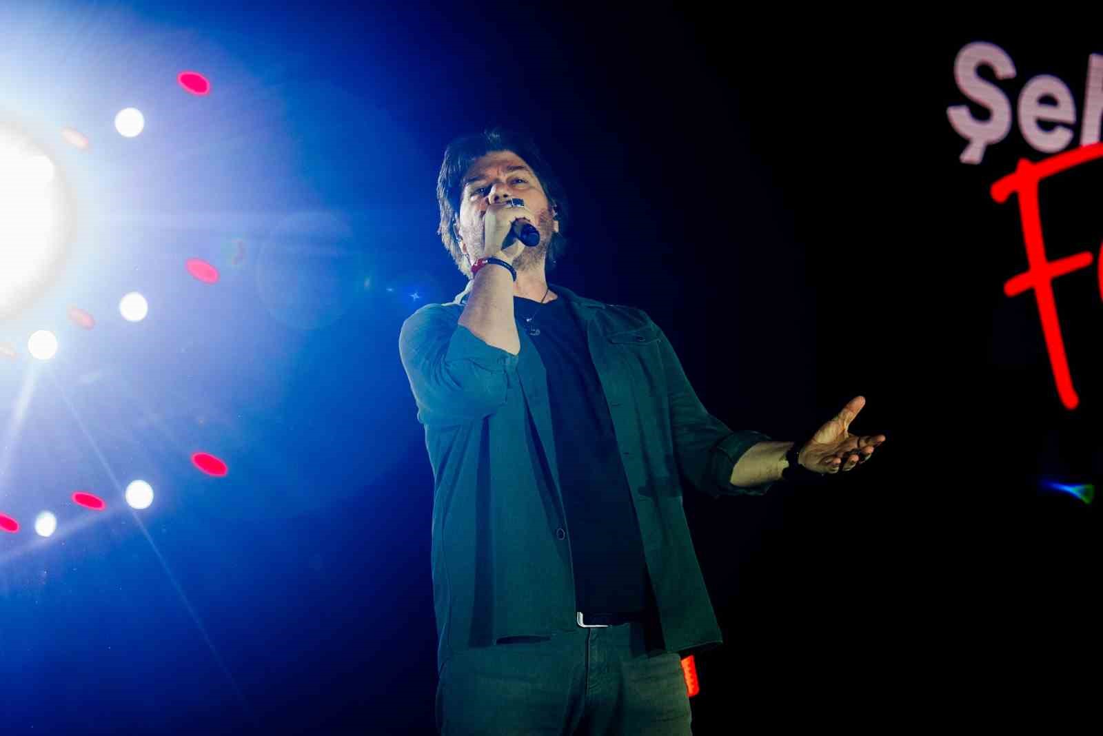 Ahmet Şafak&rsquo;tan Kayseri&rsquo;de duygu y&uuml;kl&uuml; gece
