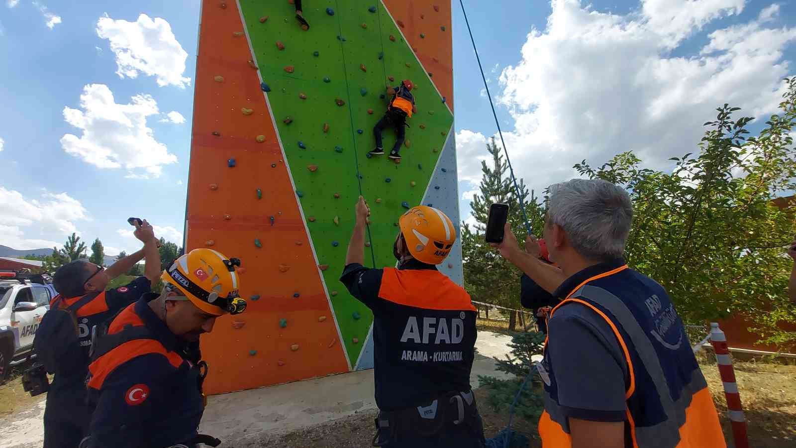 AFAD g&ouml;n&uuml;ll&uuml;leri g&ouml;n&uuml;llerince eğlendi
