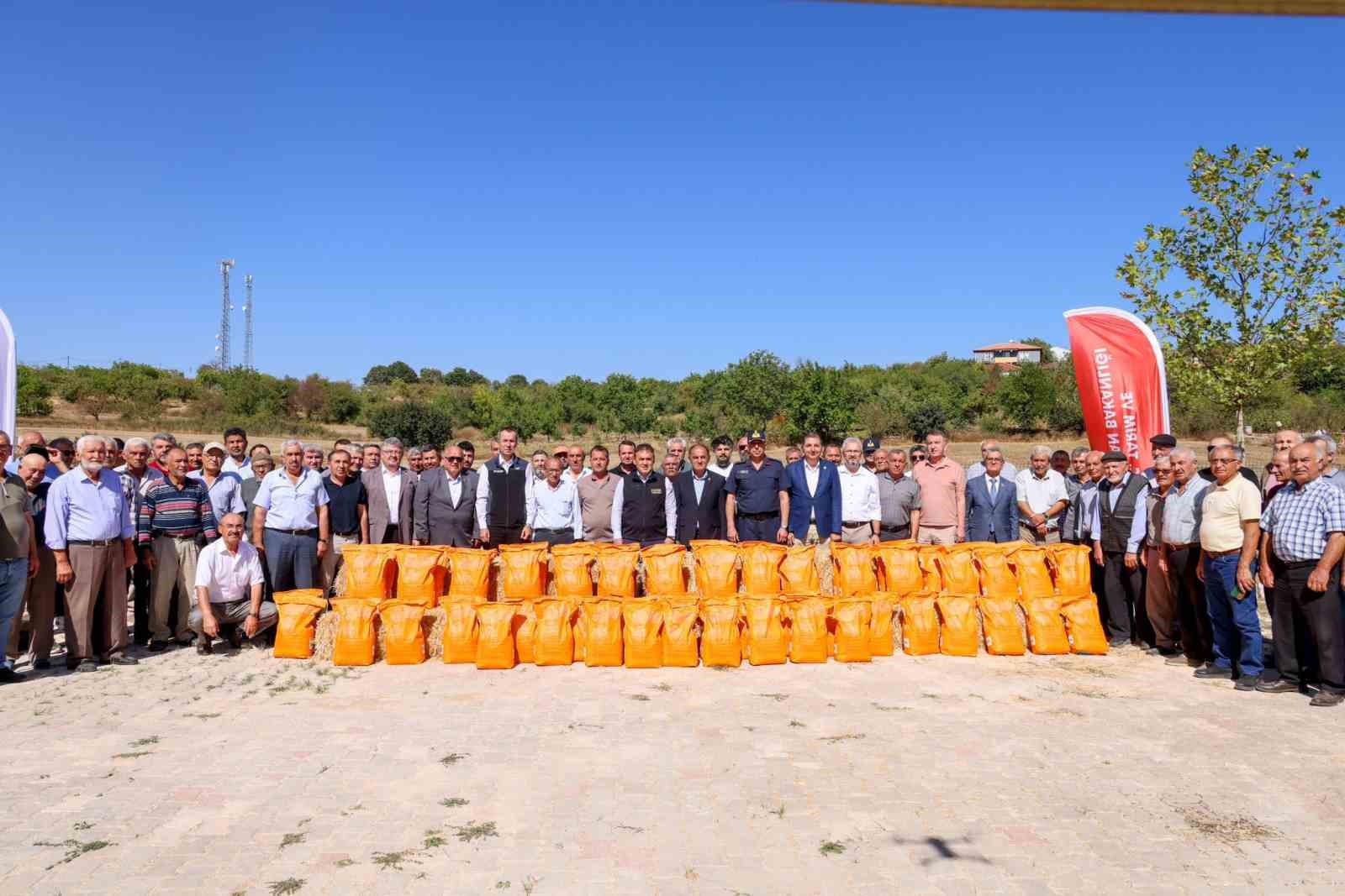 Bilecik&rsquo;te kanola tohumu dağıtımı yapıldı
