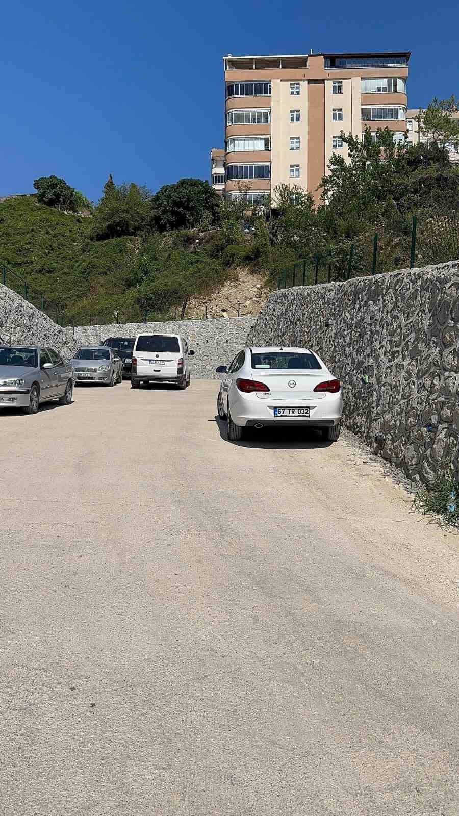Alaplı’da öğrenciler okul yolunun tamamlanmasını bekliyor
